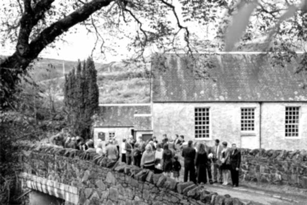 wedding guests gathers in front of a scottish church