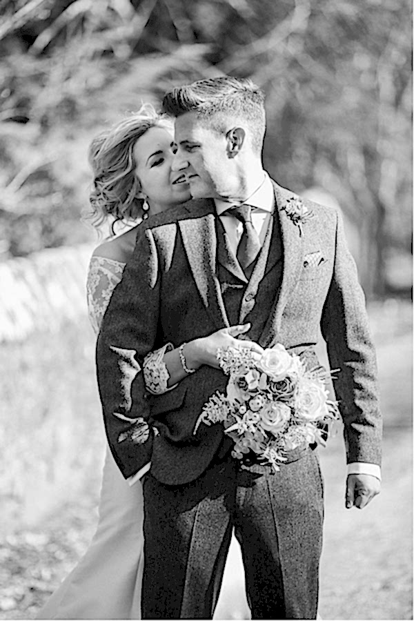 bride and groom embraced fotogenic of scotland