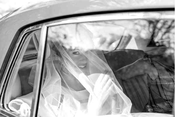bride in the car under veil fotogenic of scotland