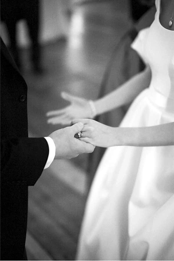 newlyweds starting their first dance