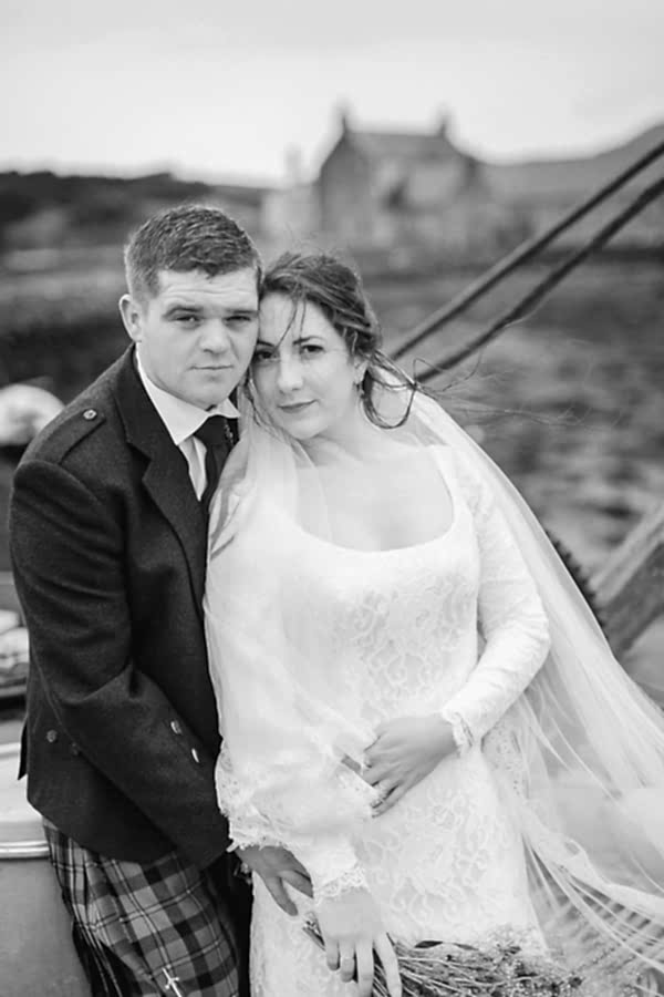 newlyweds embraced fotogenic of scotland