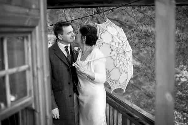 newlyweds kissing fotogenic of scotland the lodge on loch goil