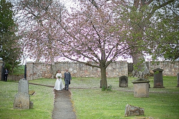 father walking down bride to teh church fotogenic of scotland