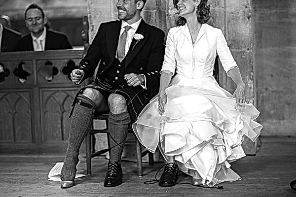 funny, bride and groom trying on their shoes fotogenic of scotland