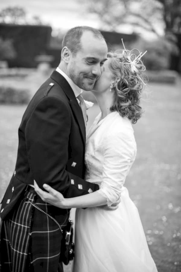 bride and groom kissing  fotogenic of scotland
