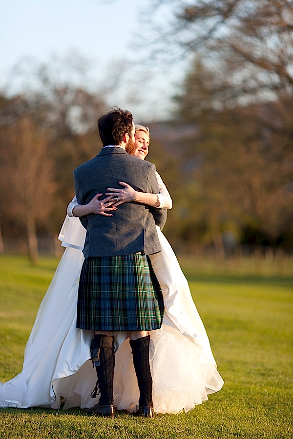 bride and groom embraced fotogenic of scotland