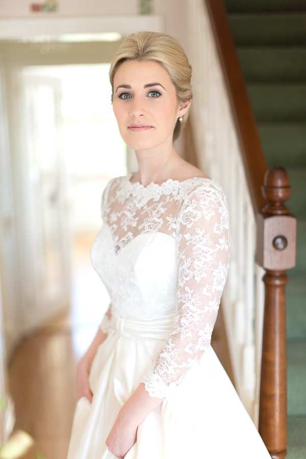 bride smiling holding her dress fotogenic of scotland