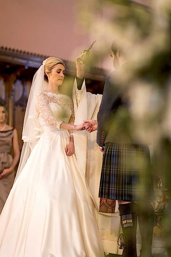 bride and groom holding hands fotogenic of scotland