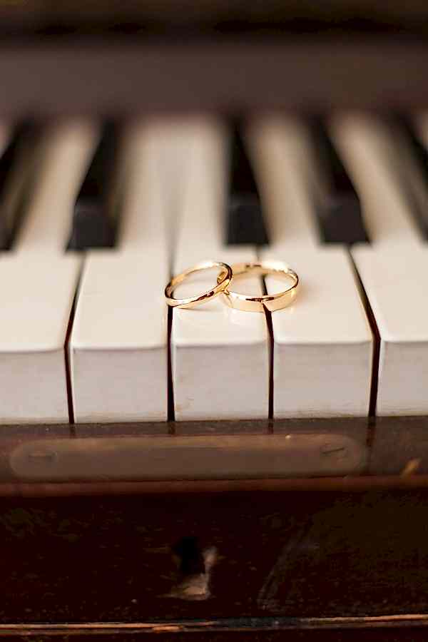weddings rings on a piano fotogenic of scotland
