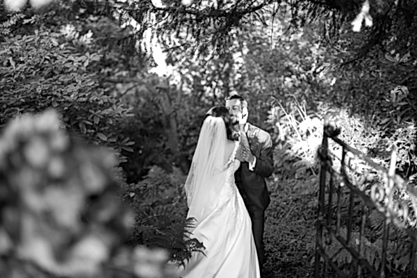 bride and groom kissing in a graden fotogenic of scotland