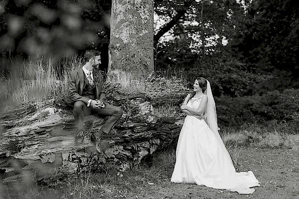 newlyweds in forest on photo session fotogenic of scotland