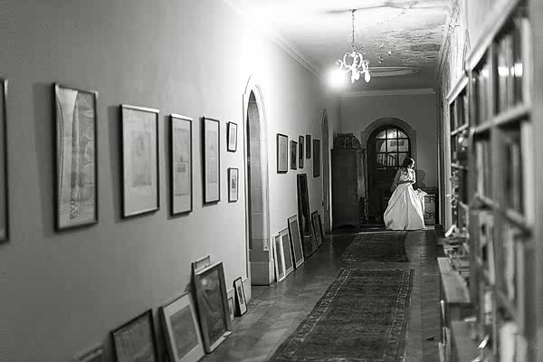 bride inside arkinglas corridors