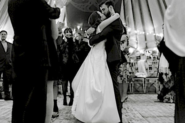 bride and groom kissing during dancing fotogenic of scotland