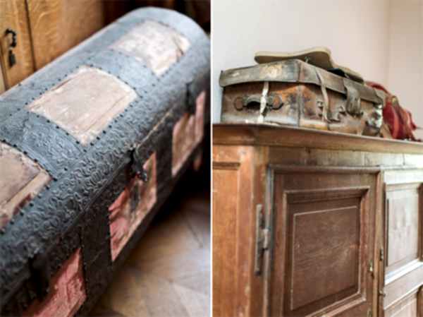 vintage items at wedding venue