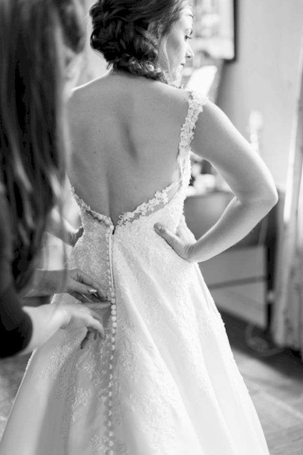 bride having her buttons done