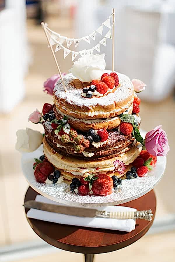 wedding cake with fruits fotogenic