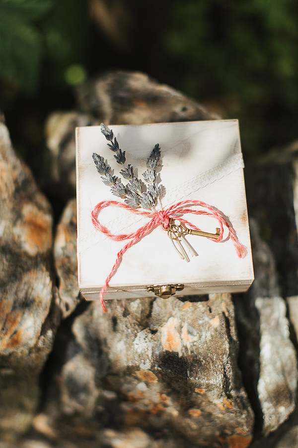 wooden rings box and heather