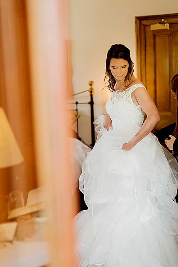 bride during preparations fotogenic of scotland