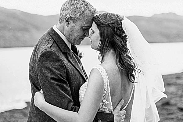 bride and groom with faces close fotogenic