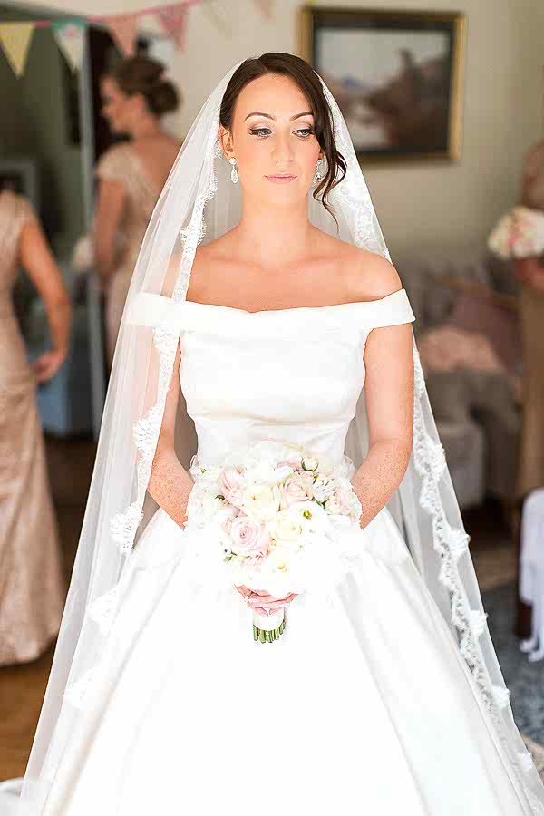 bride ready to leave her house bearsden glasgow