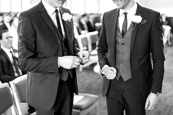 best man hloding a ring at the church glasgow