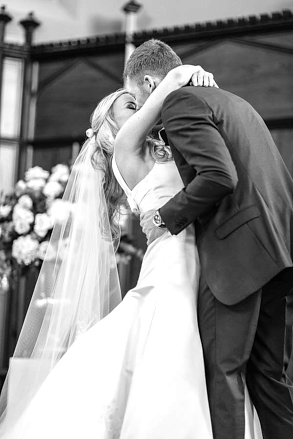 first kiss of the scottish couple in the church in hamilton 
