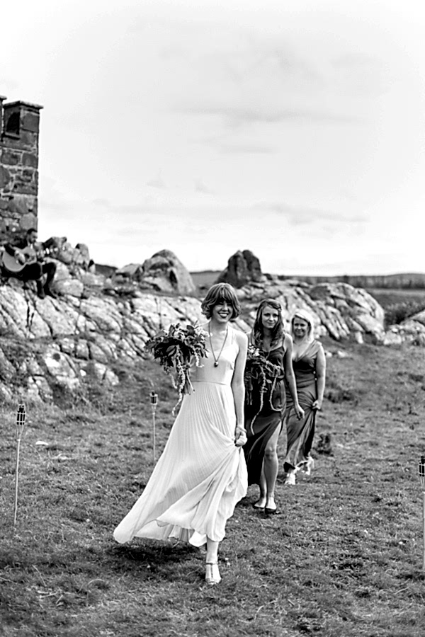 bridesmates gong down te aisle on the beach crear