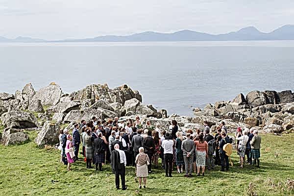 wedding guests arond the married couple crear wedding