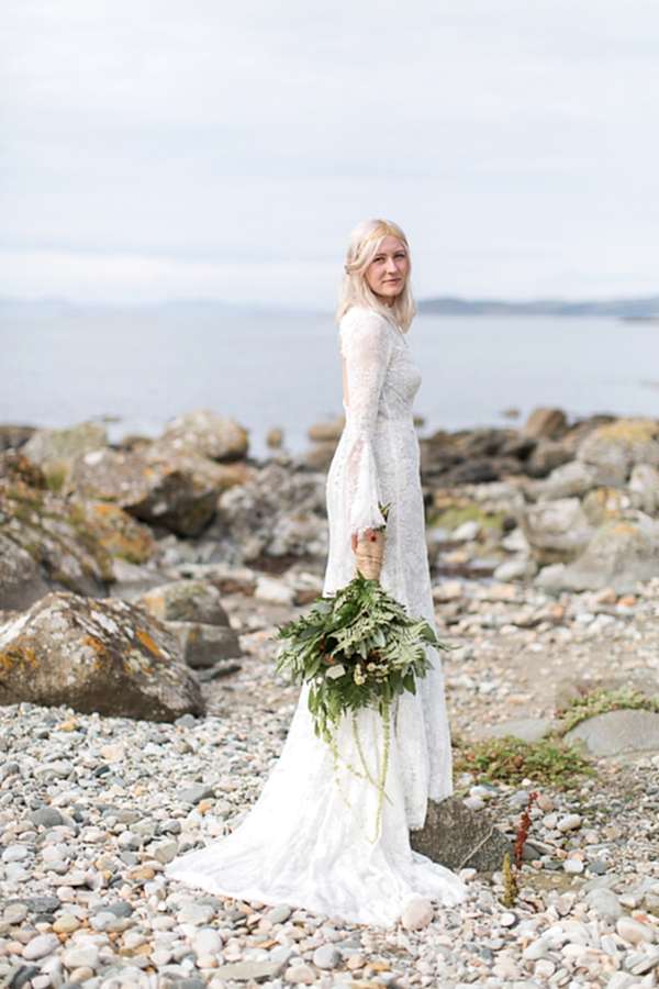 cool bride on a rocky beach in scotland fotogenic of scotland