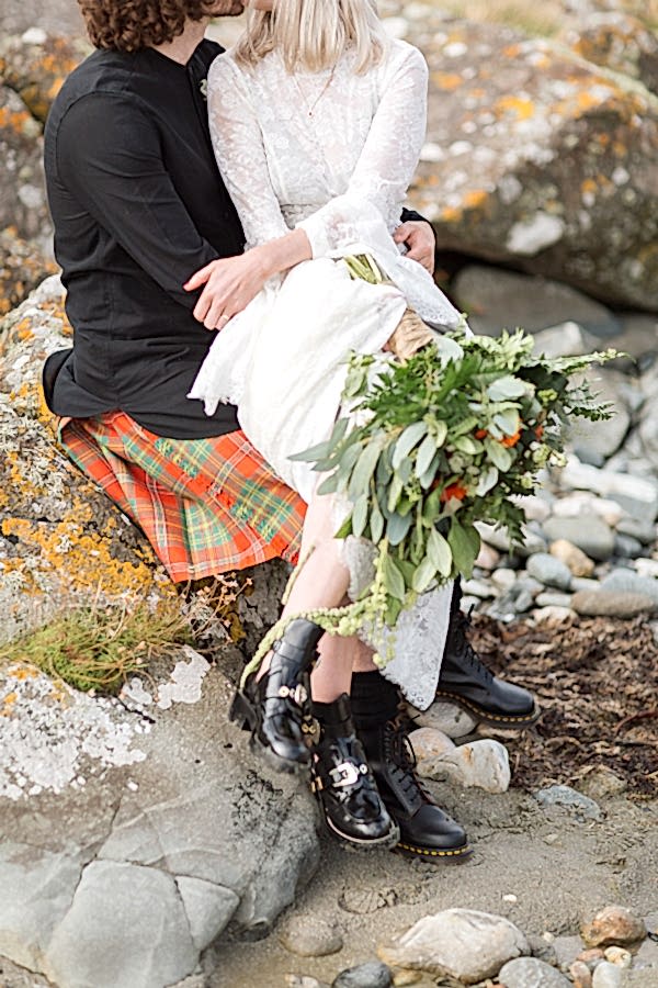 bride kissing groom fotogenic