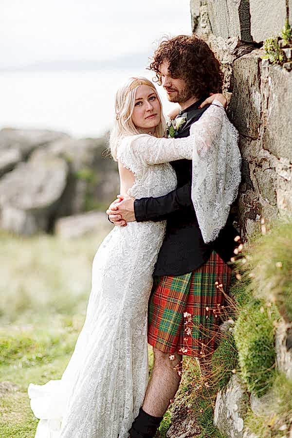 bride and groom embraced wedding photos crear