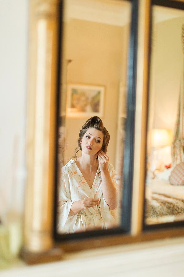 bride putting her earings mirror reflexion fotogenic of scotland