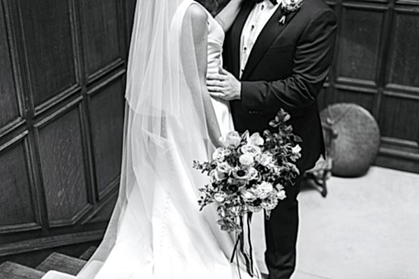 bride and groom embraced fotogenic of scotland