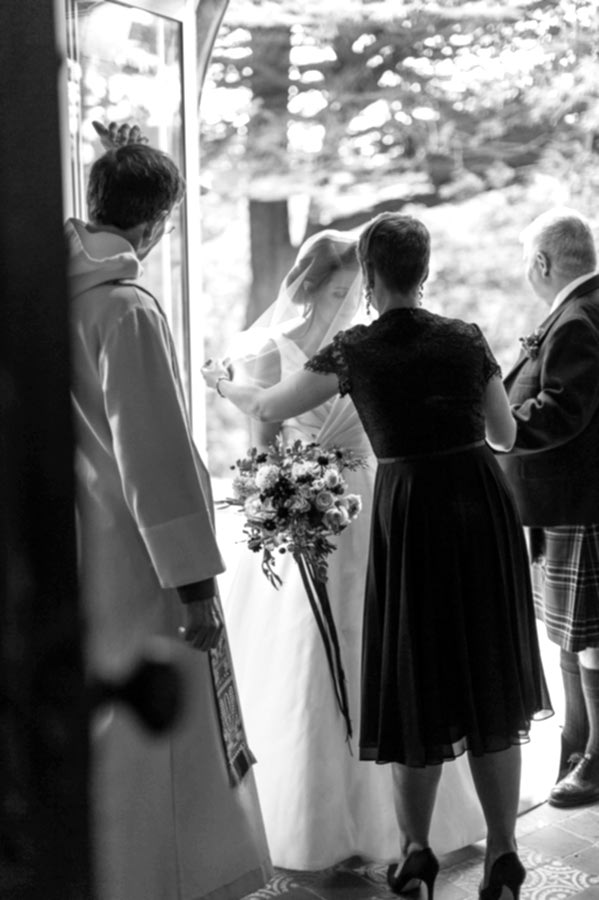 bridesmate fixing bride