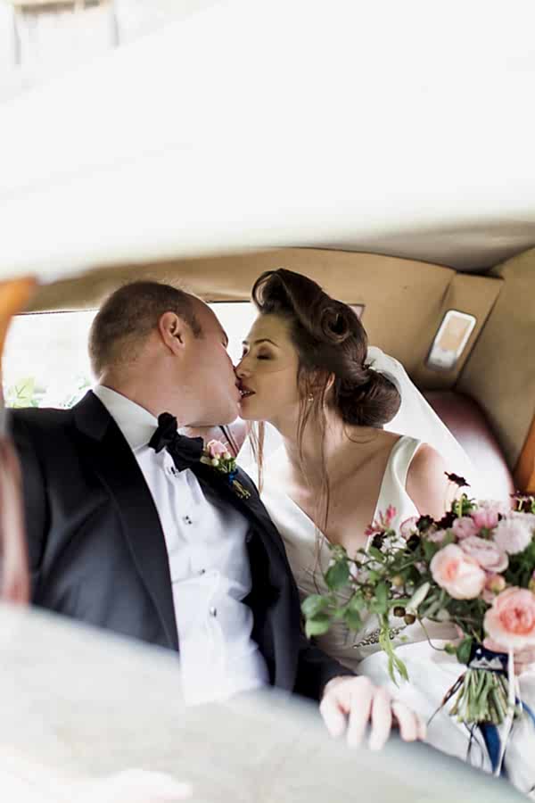 wedding photographer glasgow bride and groom kissing in a wedding car