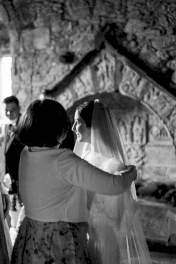 mother of teh bride taking the veil off from bride