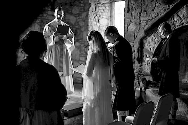 isle of harris wedding photos bridal party praying at the church 