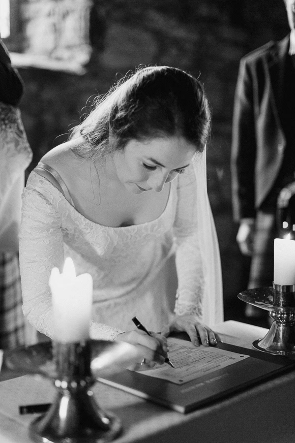 bride signing the marriage certificate