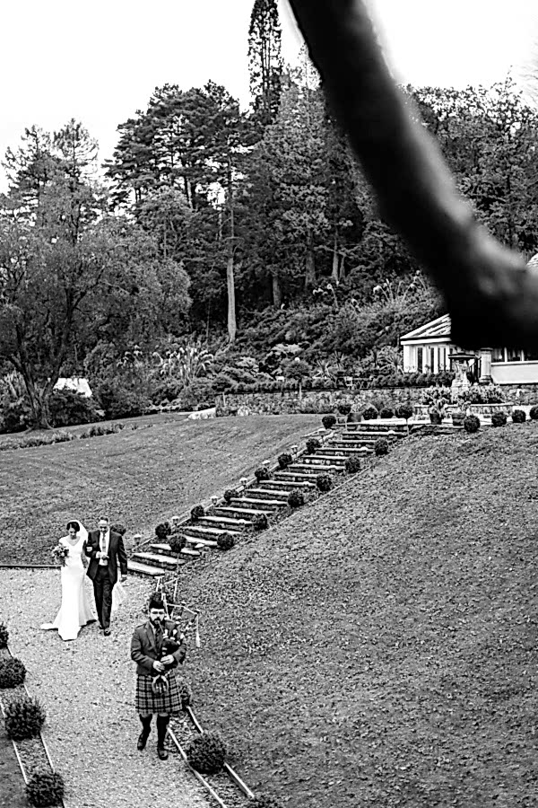 piper is leading the way for the wedding ceremony at the lodge on loch goil fotogenic of scotland
