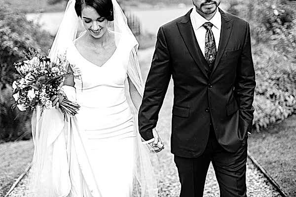 newlyweds walking at the lodeg gardens