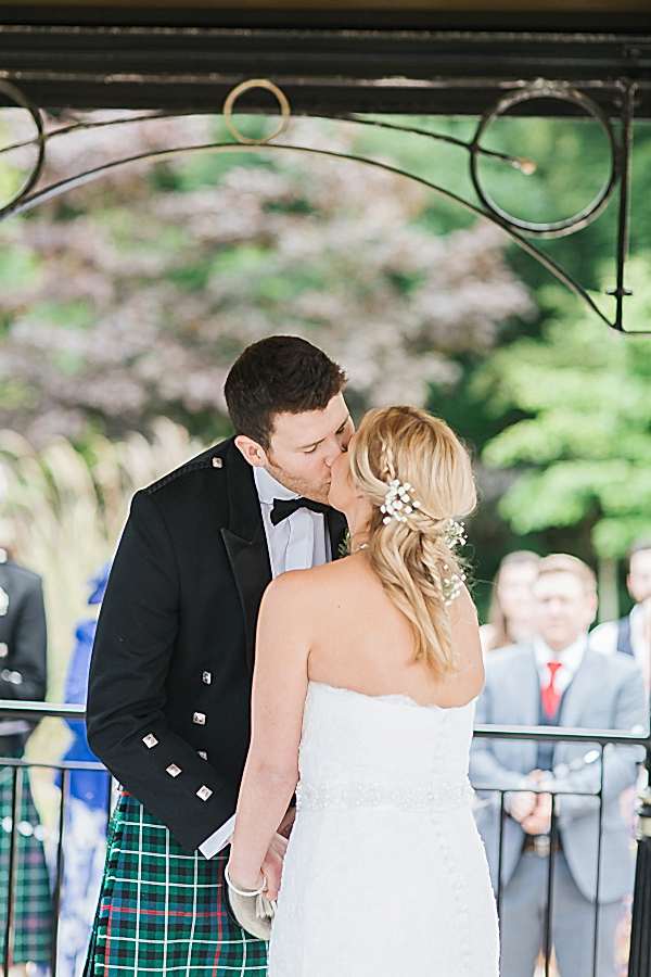 first kiss during ceremony