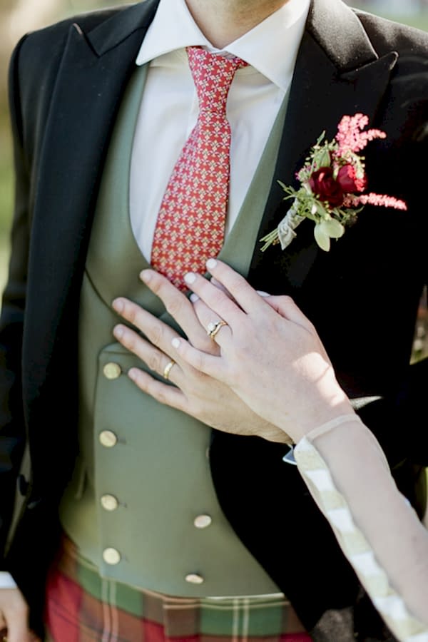 wedding rings withhands and tartan in scotland
