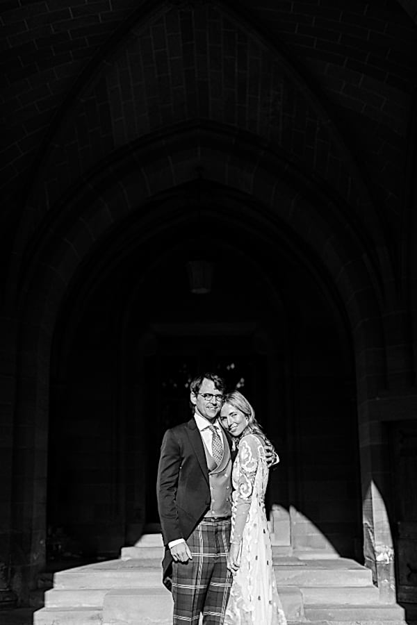bride and groom hugging fotogenic