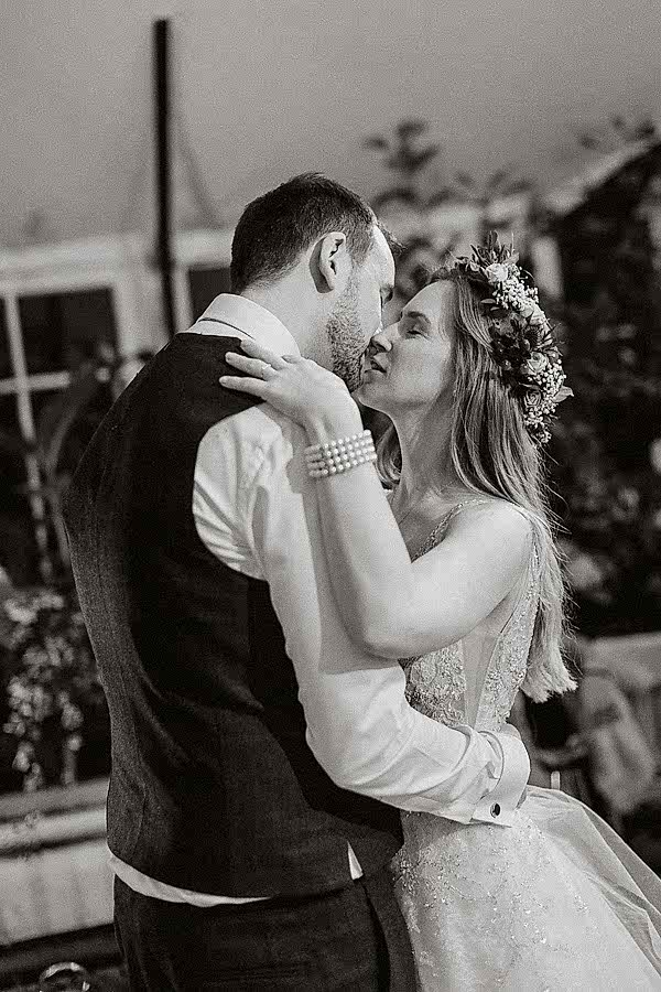 first dance of the couple in the evening wedding scotland