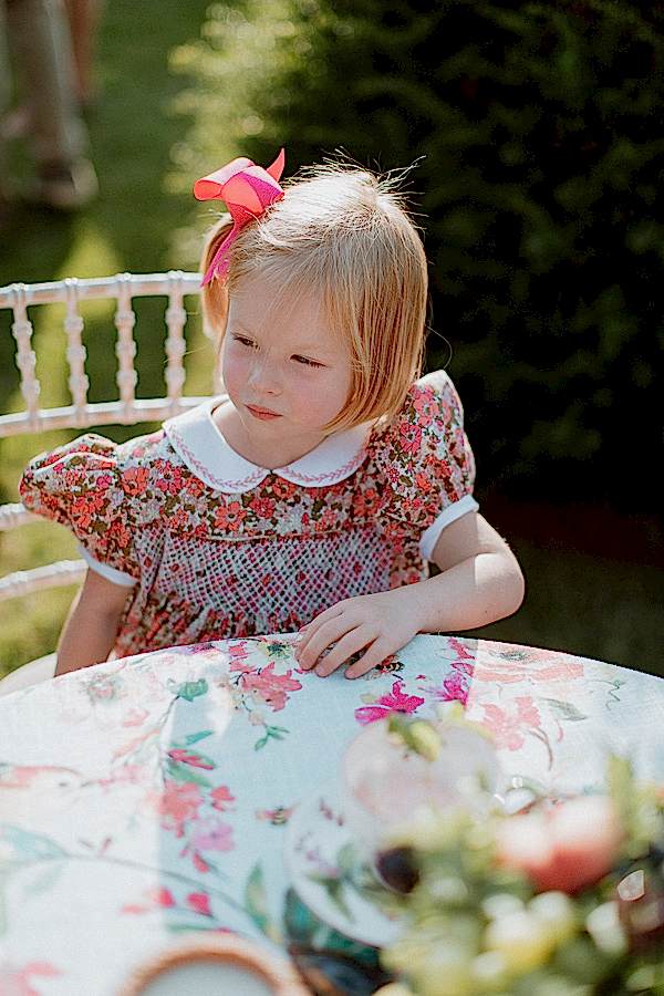 flower gilr to be at a table
