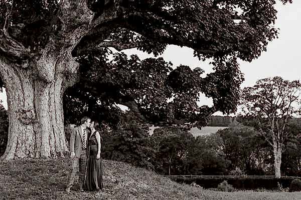 caouple kissing at dumfries house garden