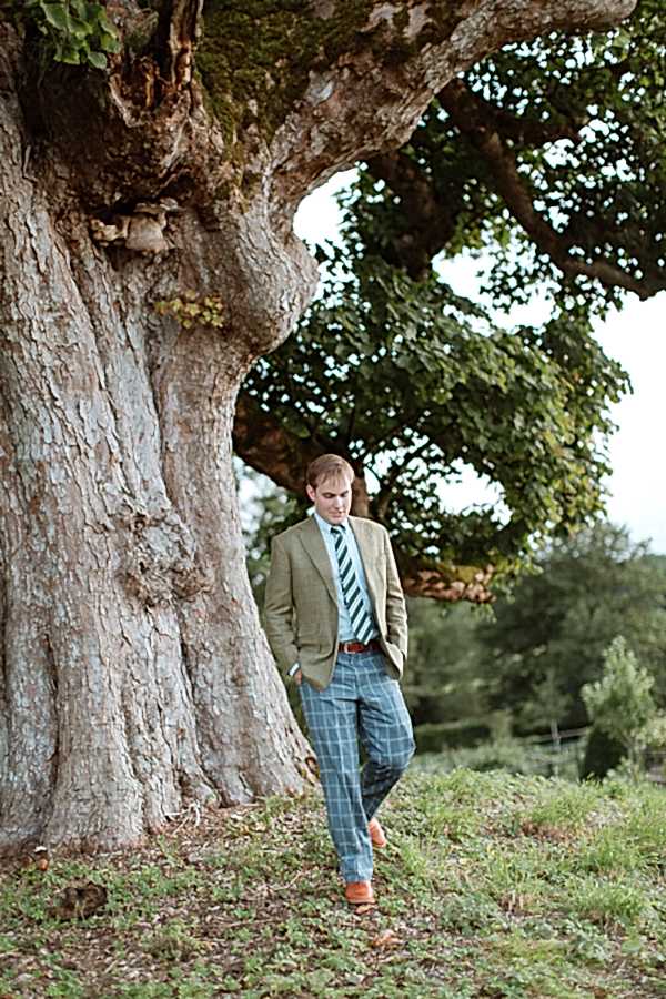 groom walkning in cassual clothes a day before his wedding