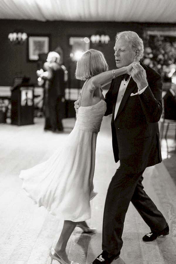 guests dancing on a wedding at Dumfries House 
