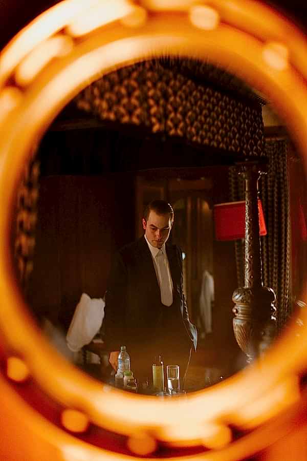 grooms portrait reflexion in mirror