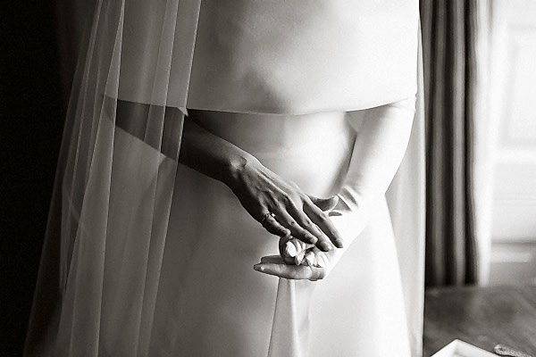 bride putting her gloves on 